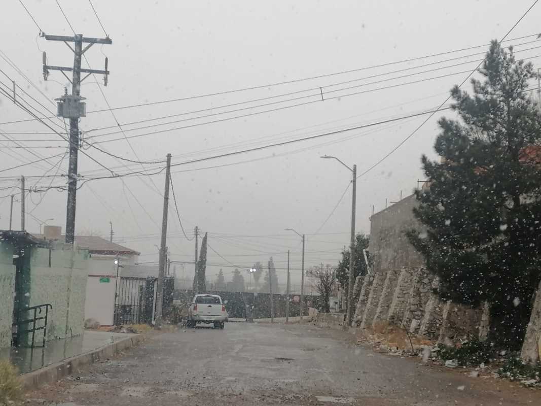 Alertan a automovilistas por pavimento mojado y vientos