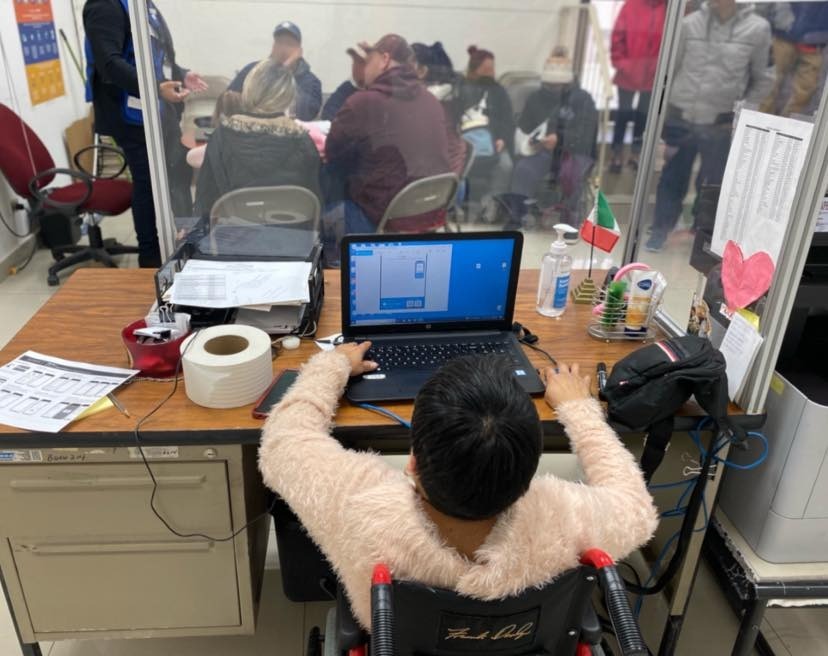 Colocan laboralmente a 28 migrantes venezolanos