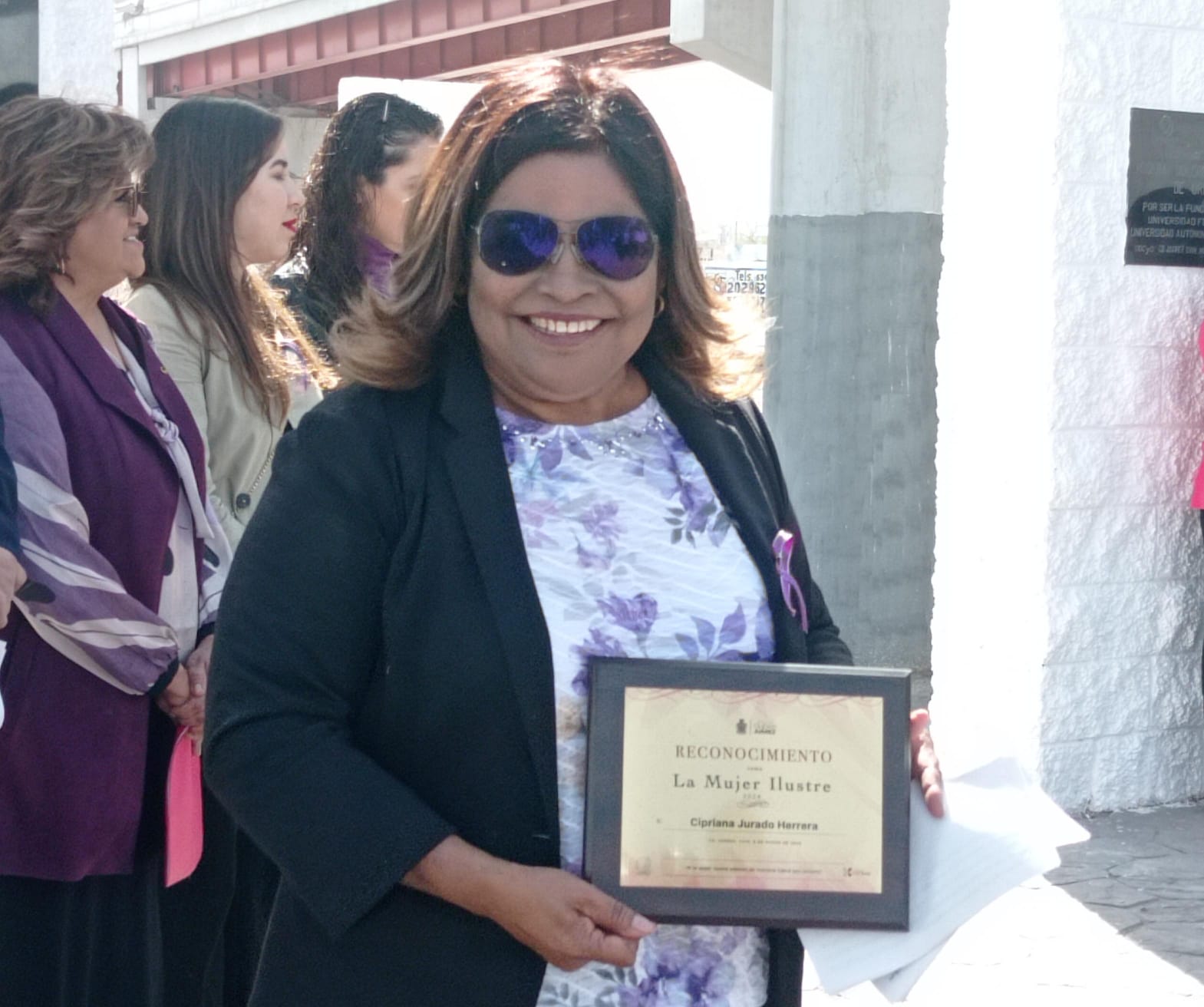 Distinguen a Cipriana Jurado como Mujer Ilustre del 2024 con placa en rotonda.
