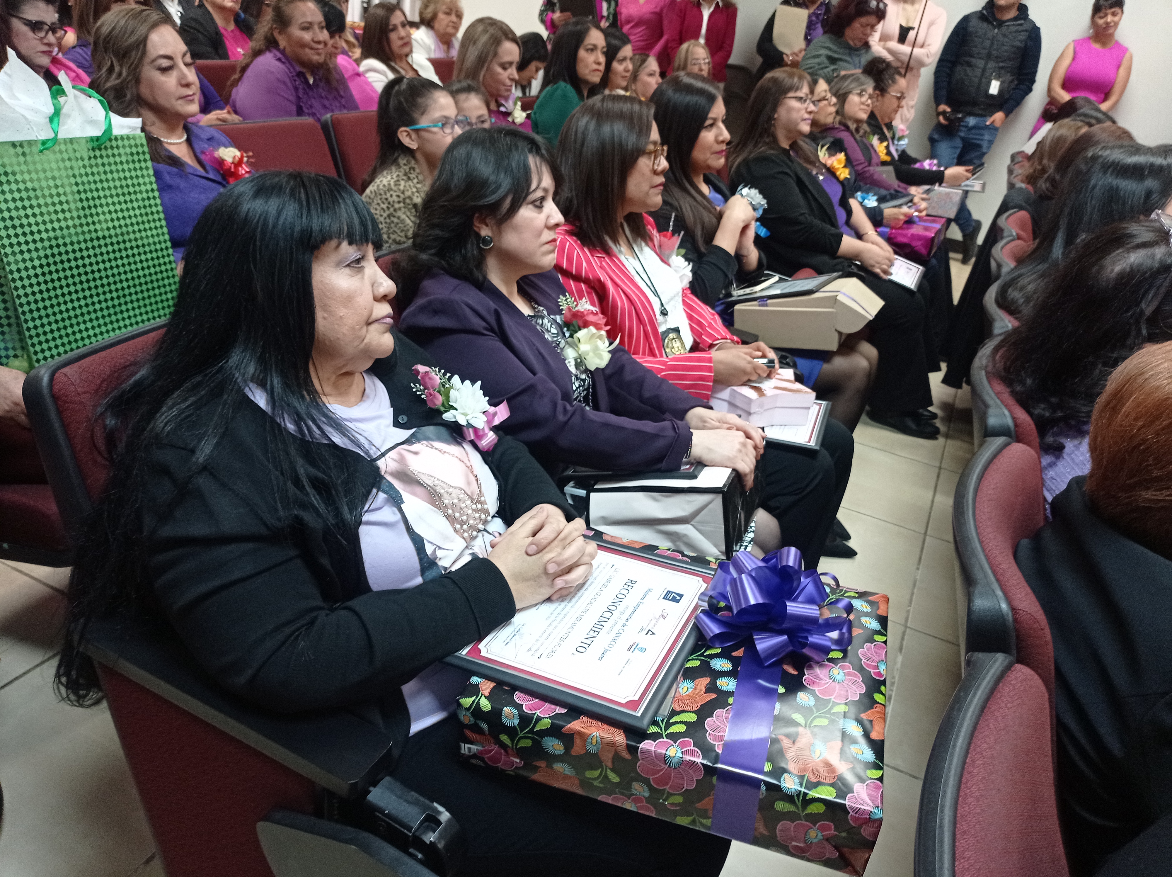 Mujeres empresarias reconocen labor de ministeriales.