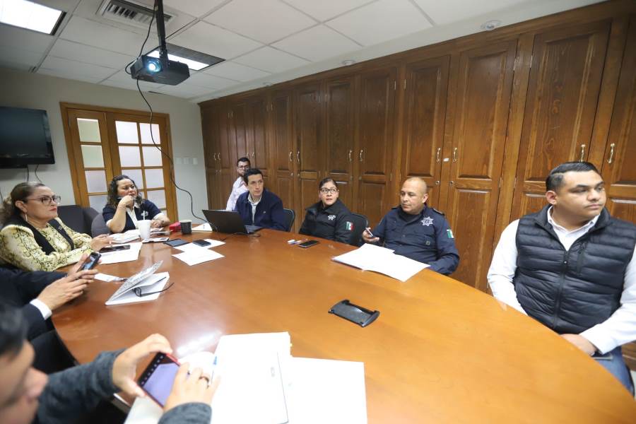 Instruyen a los adultos mayores cómo usar la aplicación “Juárez Emergencia”
