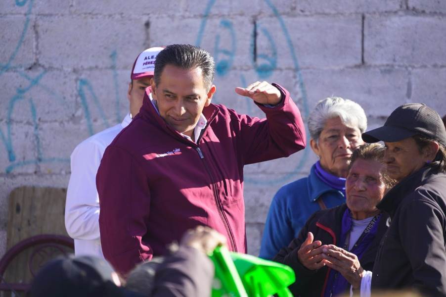 Se reúne Alejandro Pérez Cuéllar con adultos mayores de la colonia Aztecas