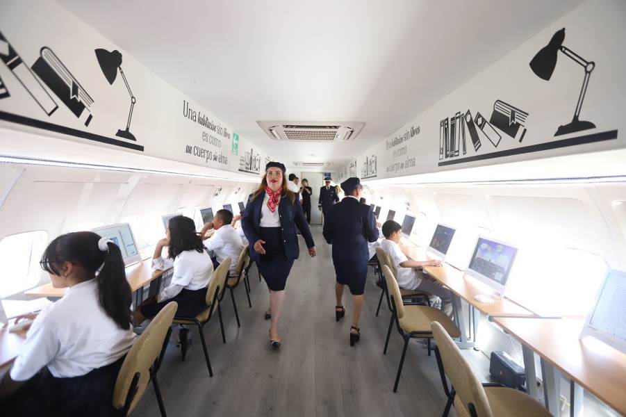 Invita Educación a visitar el Biblioavión