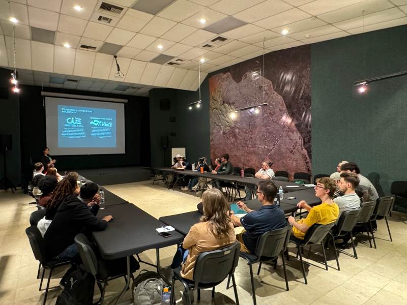 Reciben estudiantes de George Mason University y la UACJ visitan guiada en el IMIP