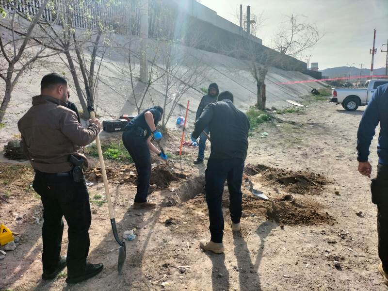 Localizan fosa clandestina en la vía pública