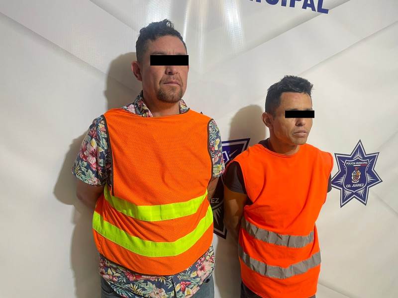 Policías Municipales arrestan a dos sujetos en posesión de 100 dosis de cristal