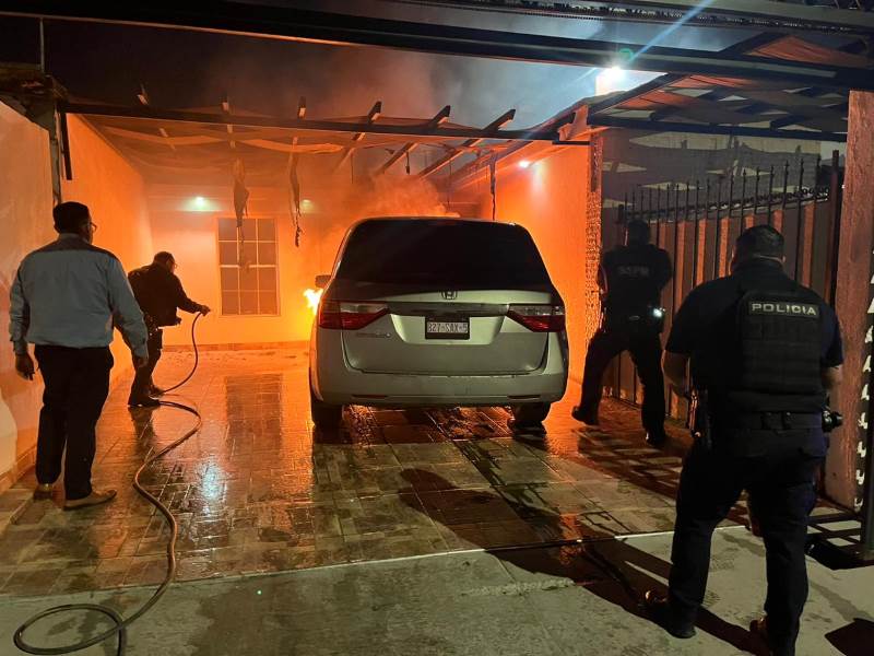 Preventivos apoyan en sofocar incendio de vehículo y previenen daños a vivienda 