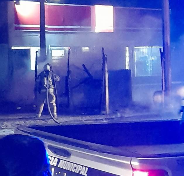 Detiene a adolescente acusado de incendiar un puesto de comida rápida