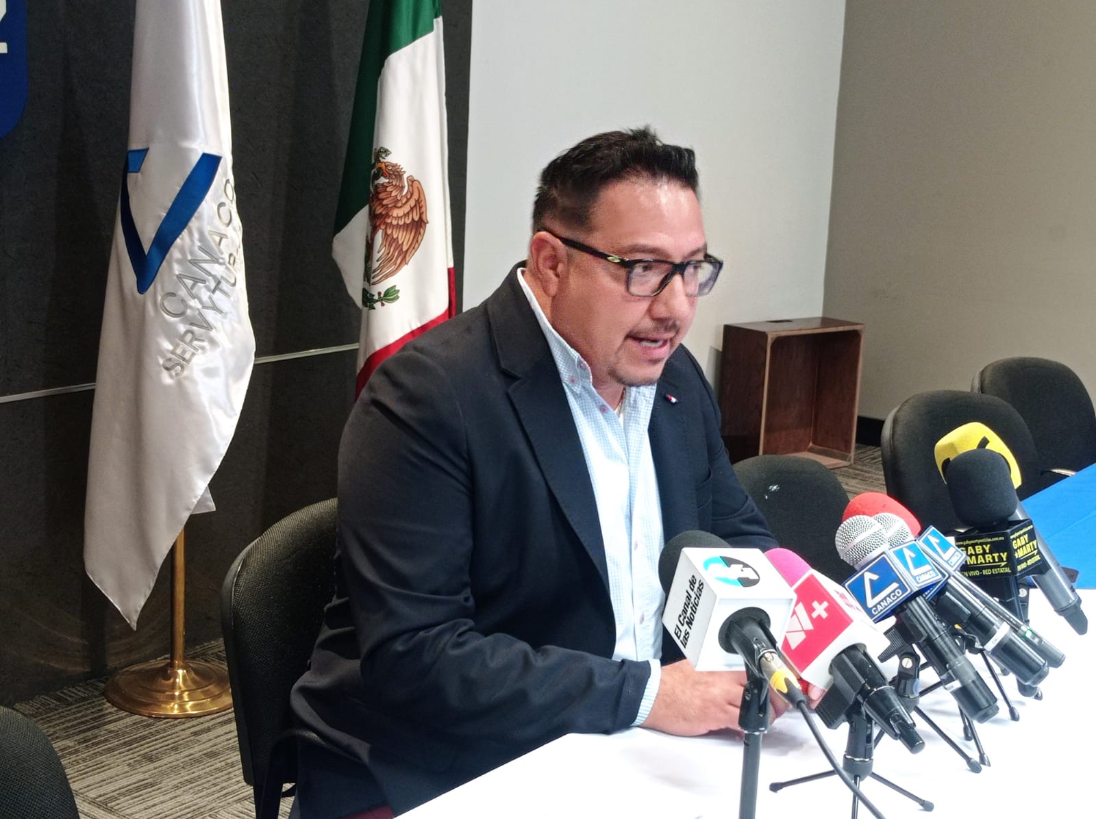 Exigen pago de derechos de autor por usar música en negocios.