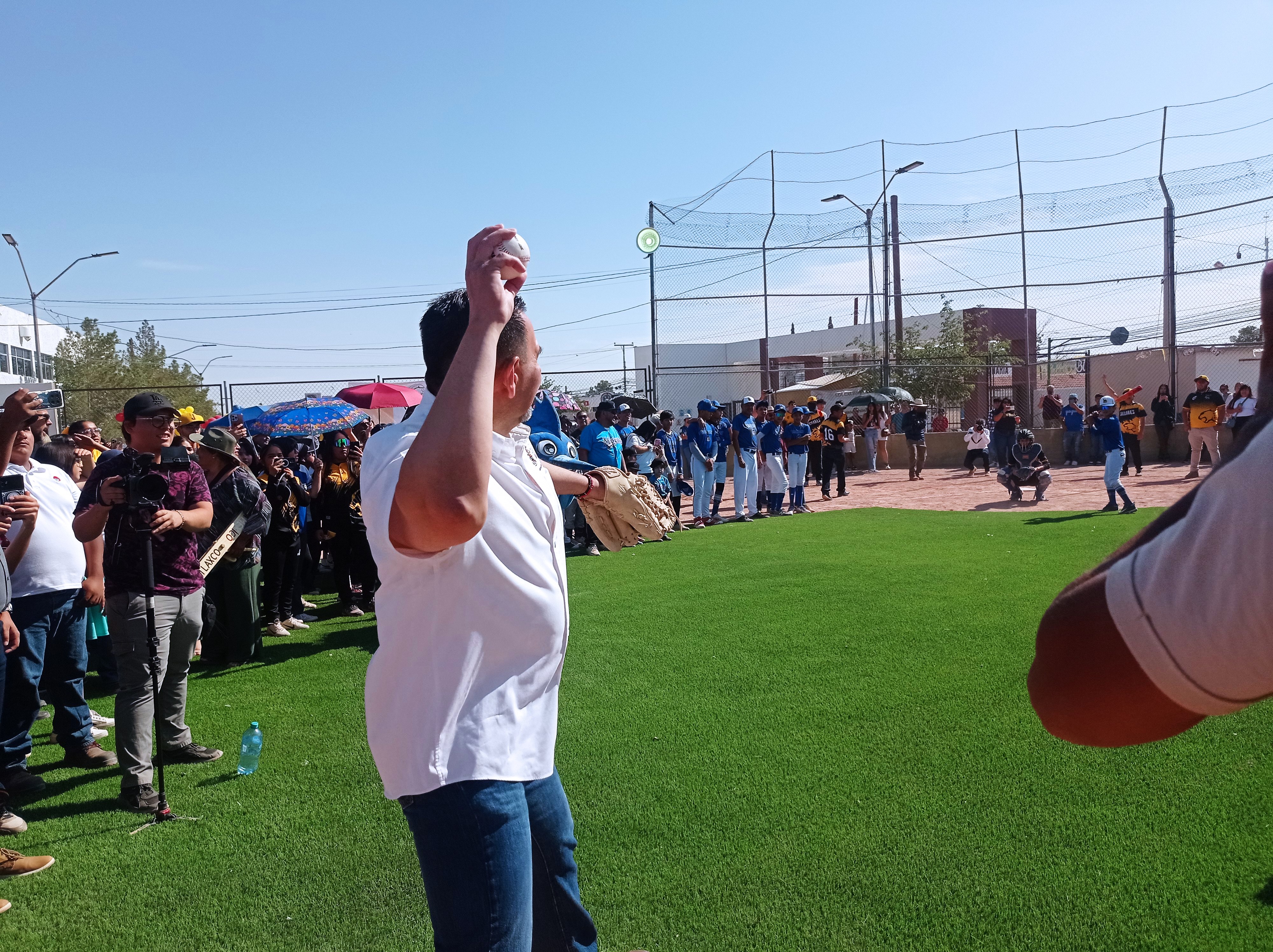 Entrega municipio campo de béisbol al CBTIS 128.