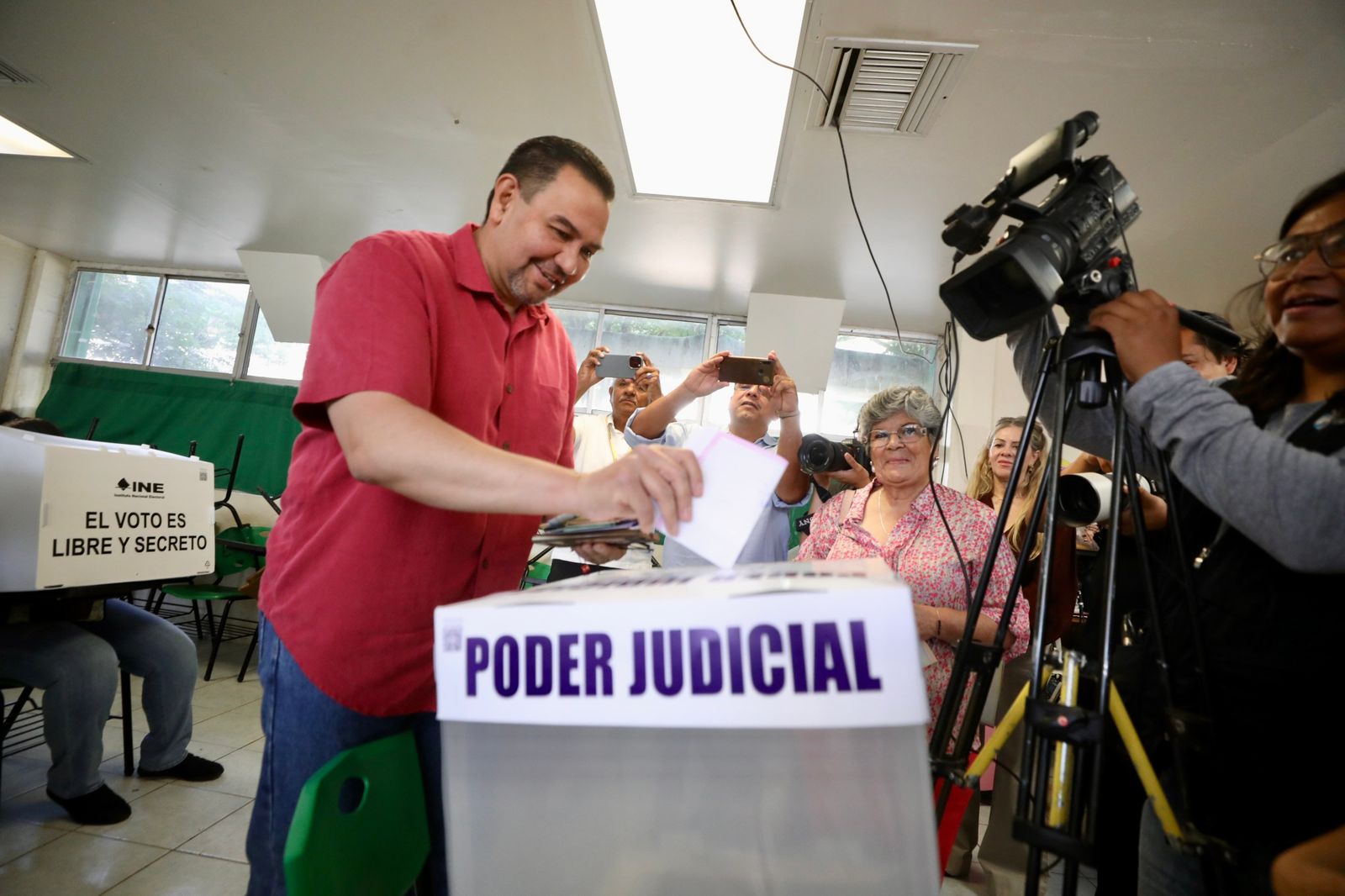 Pueden votantes entrar con guía a las casillas.