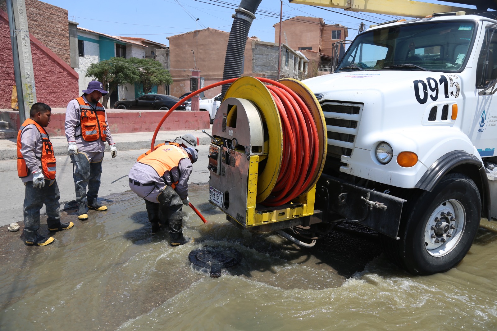 Atiende JMAS drenaje en calle Toronja Roja por problemas de azolve.