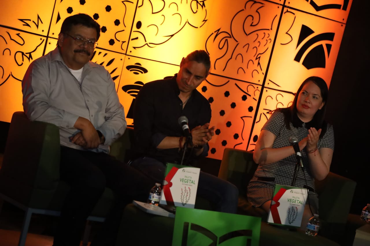 Presentan en la Feria del Libro de la Frontera la Paleta Vegetal del Municipio de Juárez