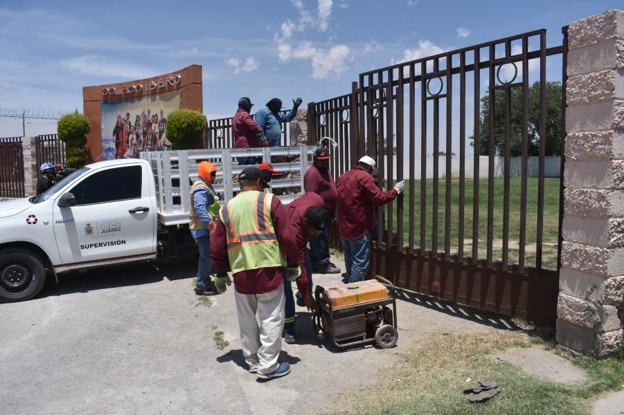 En operativo de reordenamiento urbano retiran estructuras que obstruía  vía pública