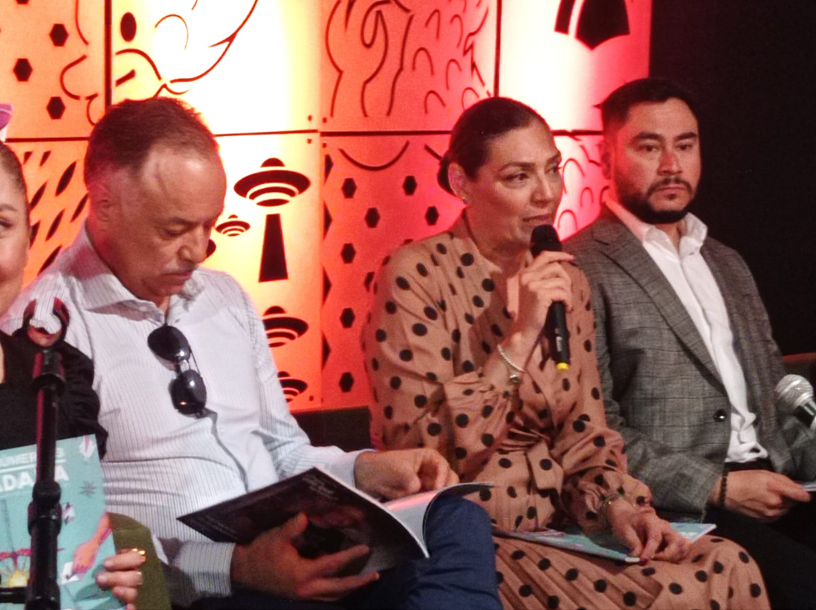 Presenta IEE edición 13 de la revista Ruta Ciudadana en la FELIF.