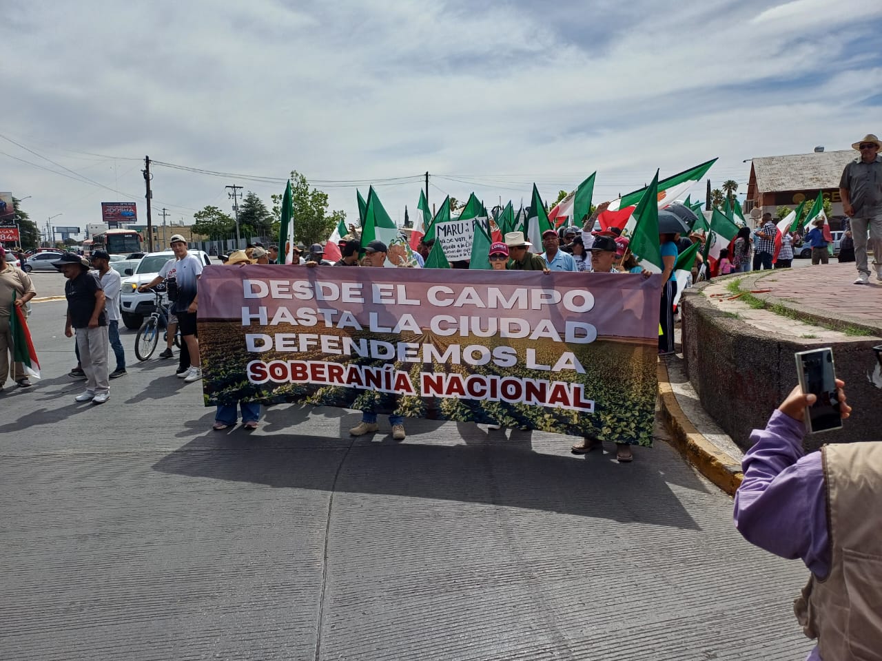 Sigue arribo de personas a la Glorieta de Francisco Villa.