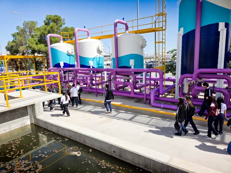 Estudiantes de preparatoria URN visitan planta de tratamiento de aguas residuales de la JMAS