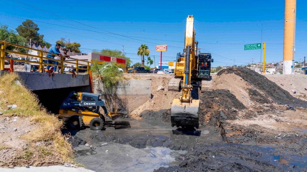 JMAS realiza limpieza en canal para conducción de agua de riego