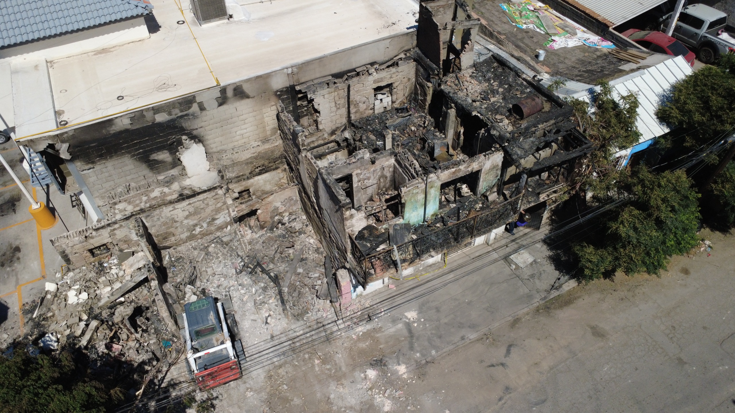 Retiran escombros tras incendio en predio de la avenida Insurgentes