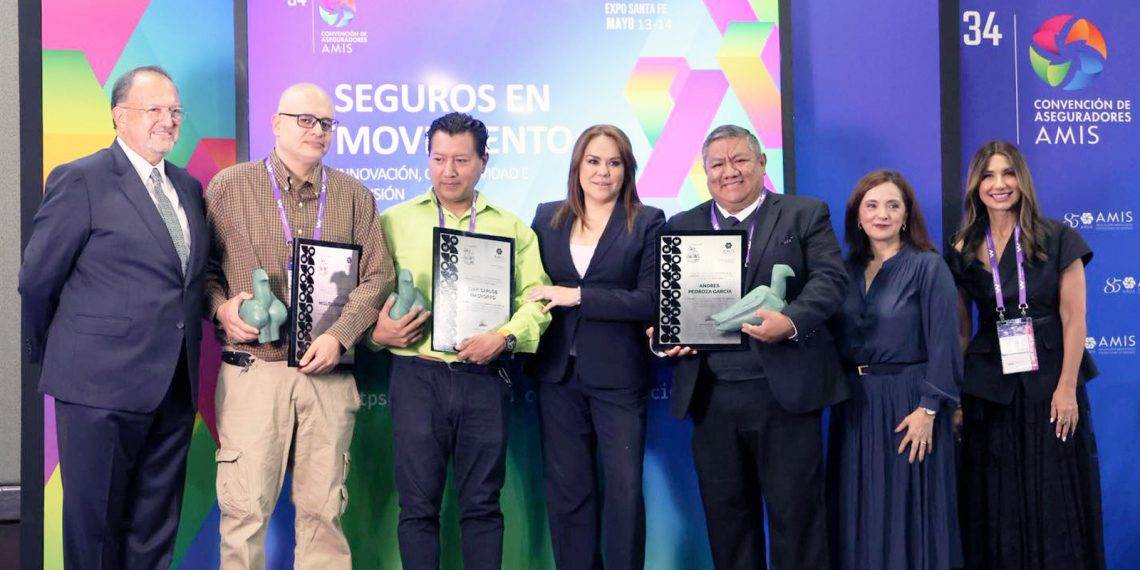 Catedrático consigue premio nacional por artículo de opinión