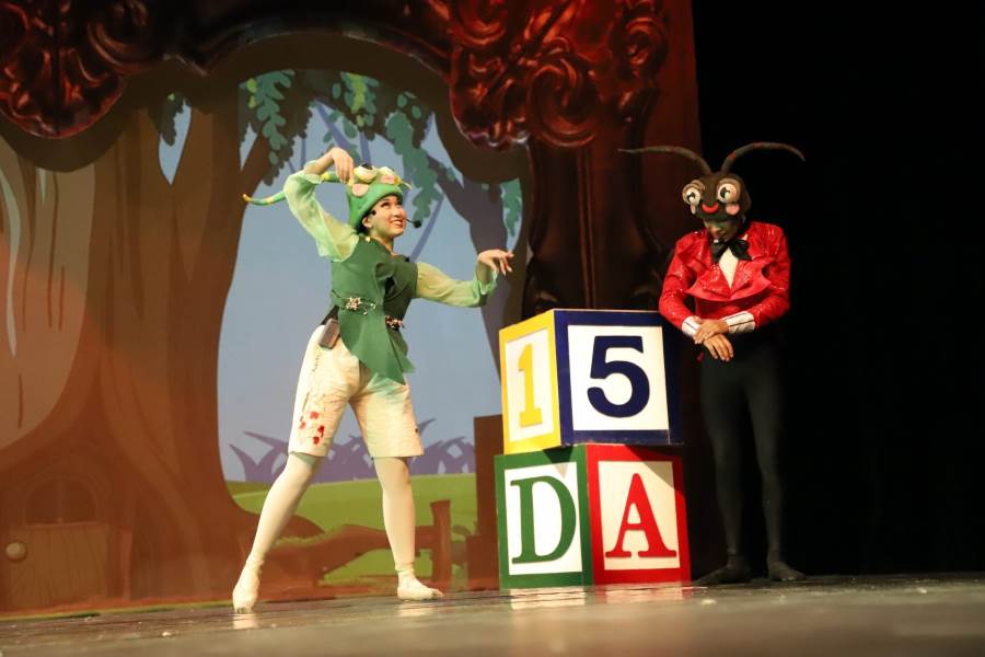 Cri-Cri el grillito cantor se une a la Compañía de Ballet Clásico de la UACJ