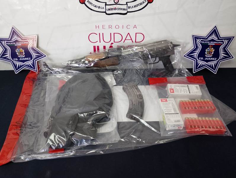 Los detienen armados con cuerno de chivo