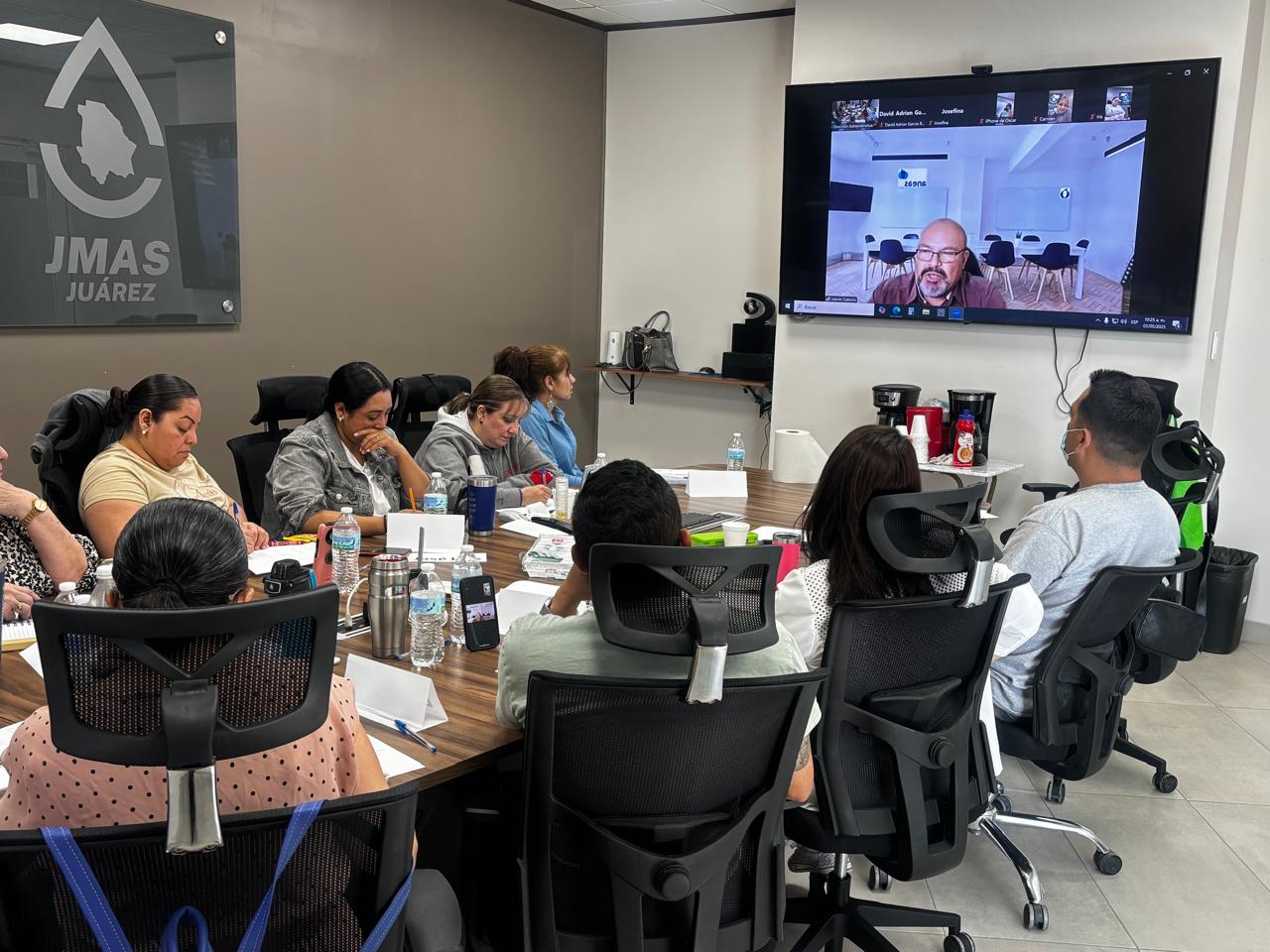 Capacitan a empleados de la JMAS en Servicio al Cliente y Call Center.