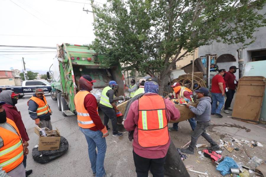 Retiran de vivienda toneladas de basura acumulada