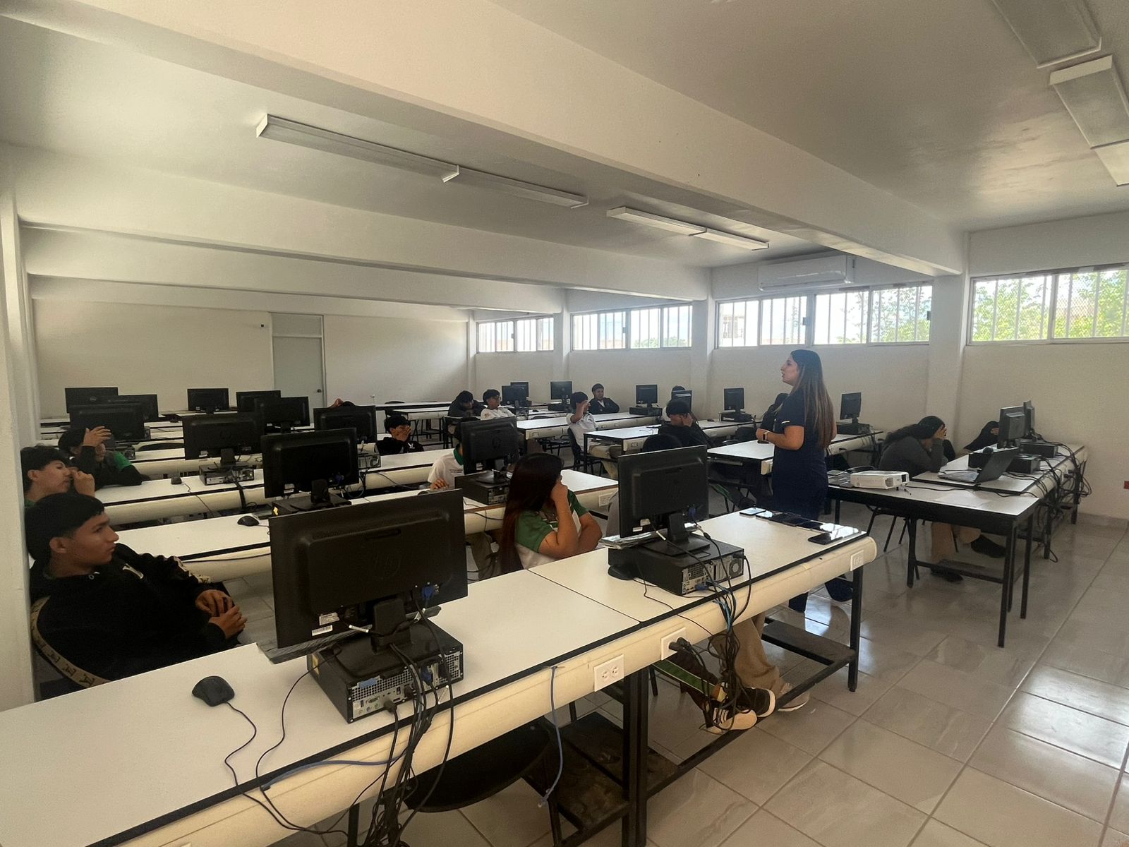 Llevan charla sobre salud mental y adicciones a alumnos del CECYTECH 23.