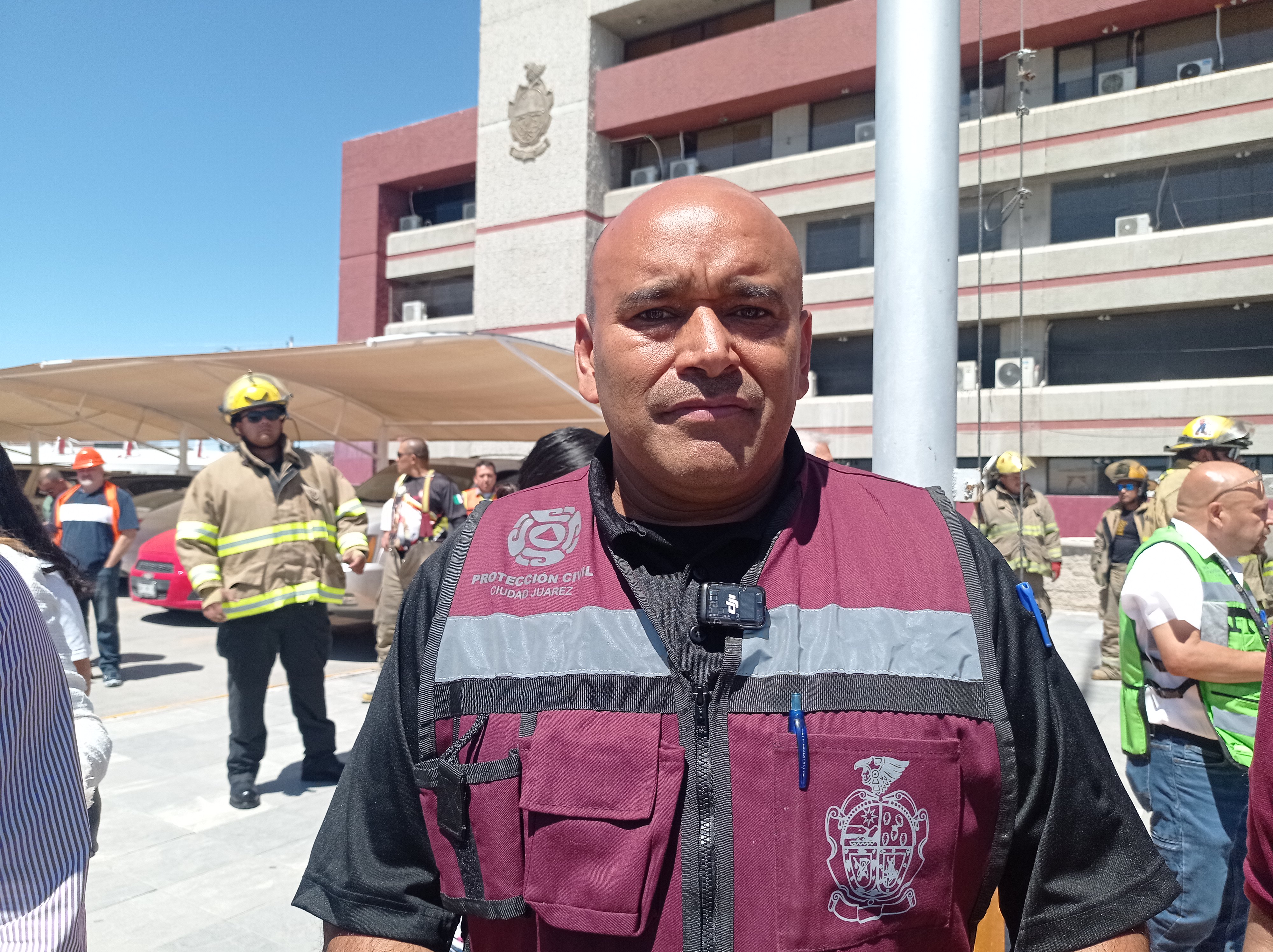 Evacúan a usuarios y empleados de la Presidencia Municipal.