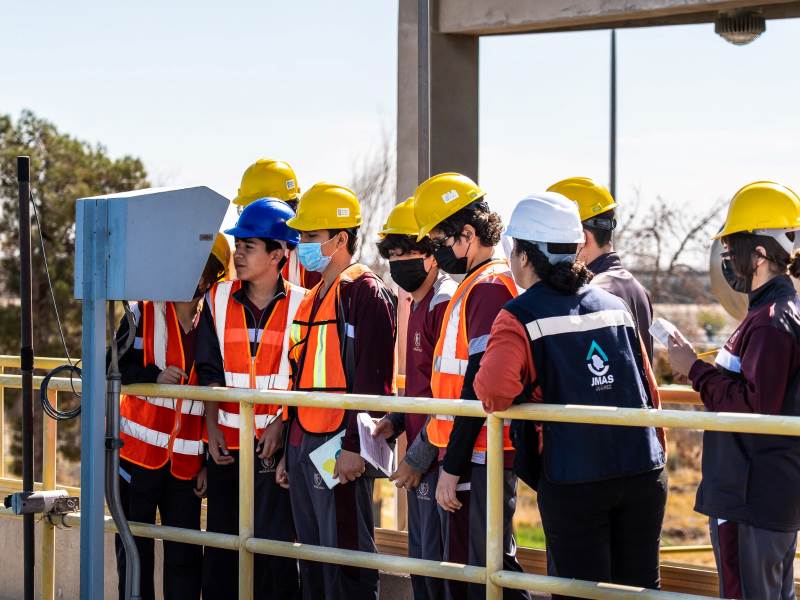 Estudiantes visitan planta tratadora para conocer proceso de reutilización del agua