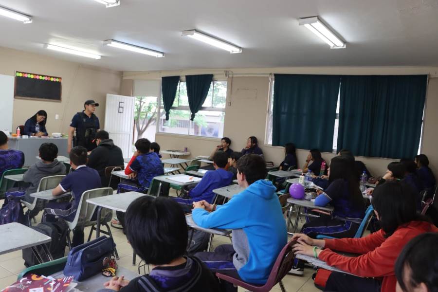 Imparten plática sobre justicia cívica a estudiantes de la Secundaria Federal 13