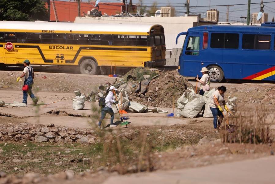 Realizan limpieza de diques en Villas del Sur con apoyo de vecinos y Ejército Mexicano