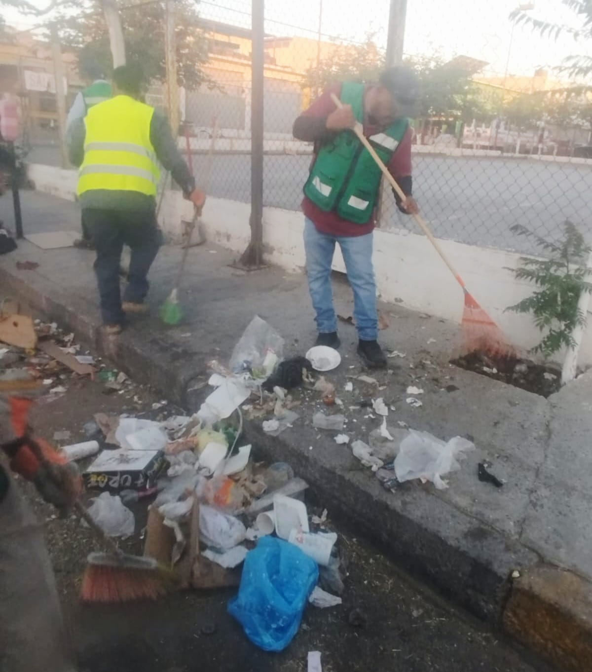 Por vientos fuertes ponen atención a residuos en las calles.