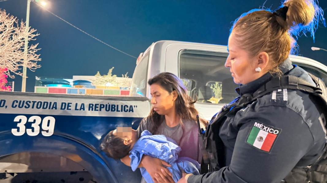 Resguardan policías municipales a madre y bebé en situación vulnerable