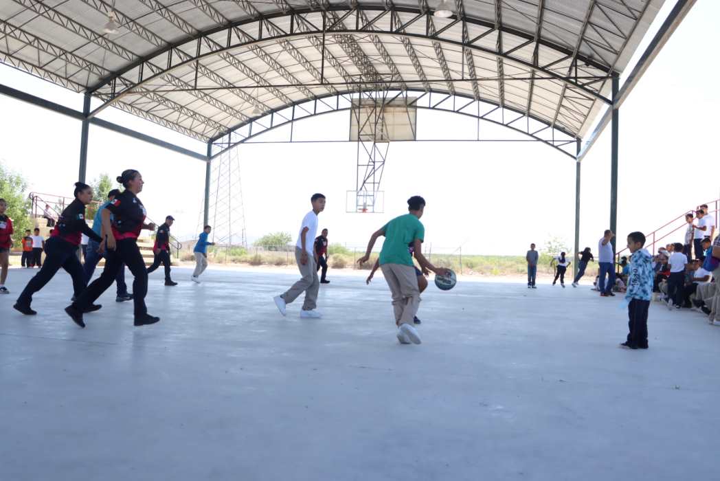 Juegan Policías Municipales partido de basquetbol con alumnos del poblado de Samalayuca