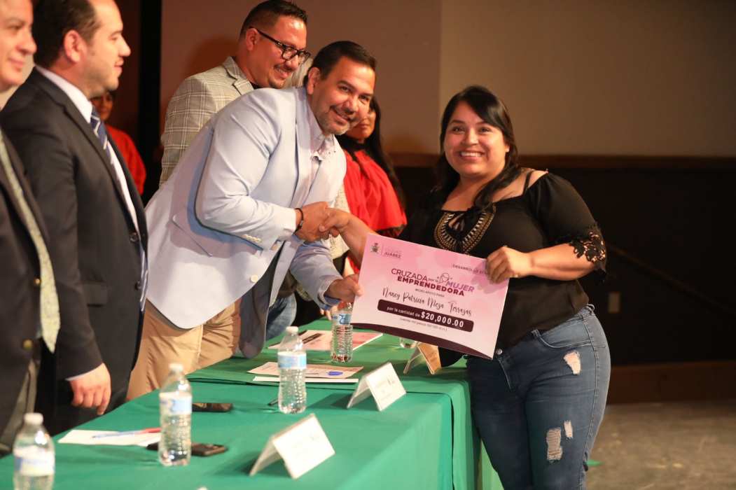 Entrega Presidente Pérez Cuéllar apoyos a madres emprendedoras