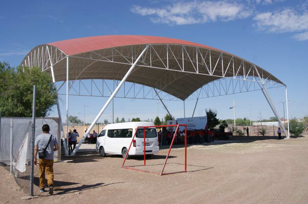 Alcalde entrega domo en escuela y recibe agradecimiento