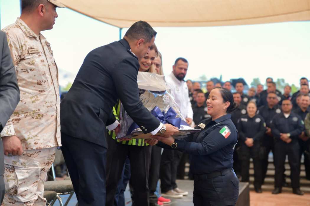 Entrega gobernadora kits de despliegue policial