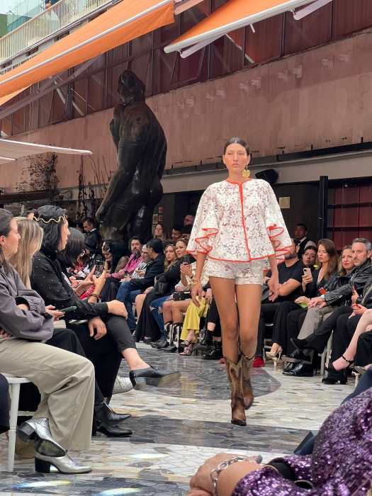 Exponen diseños tarahumaras, modelados por mujeres rarámuris