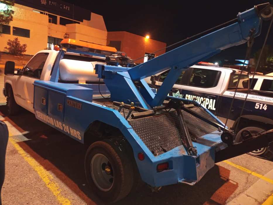 Detienen a sujeto acusado de robar una camioneta con una grúa