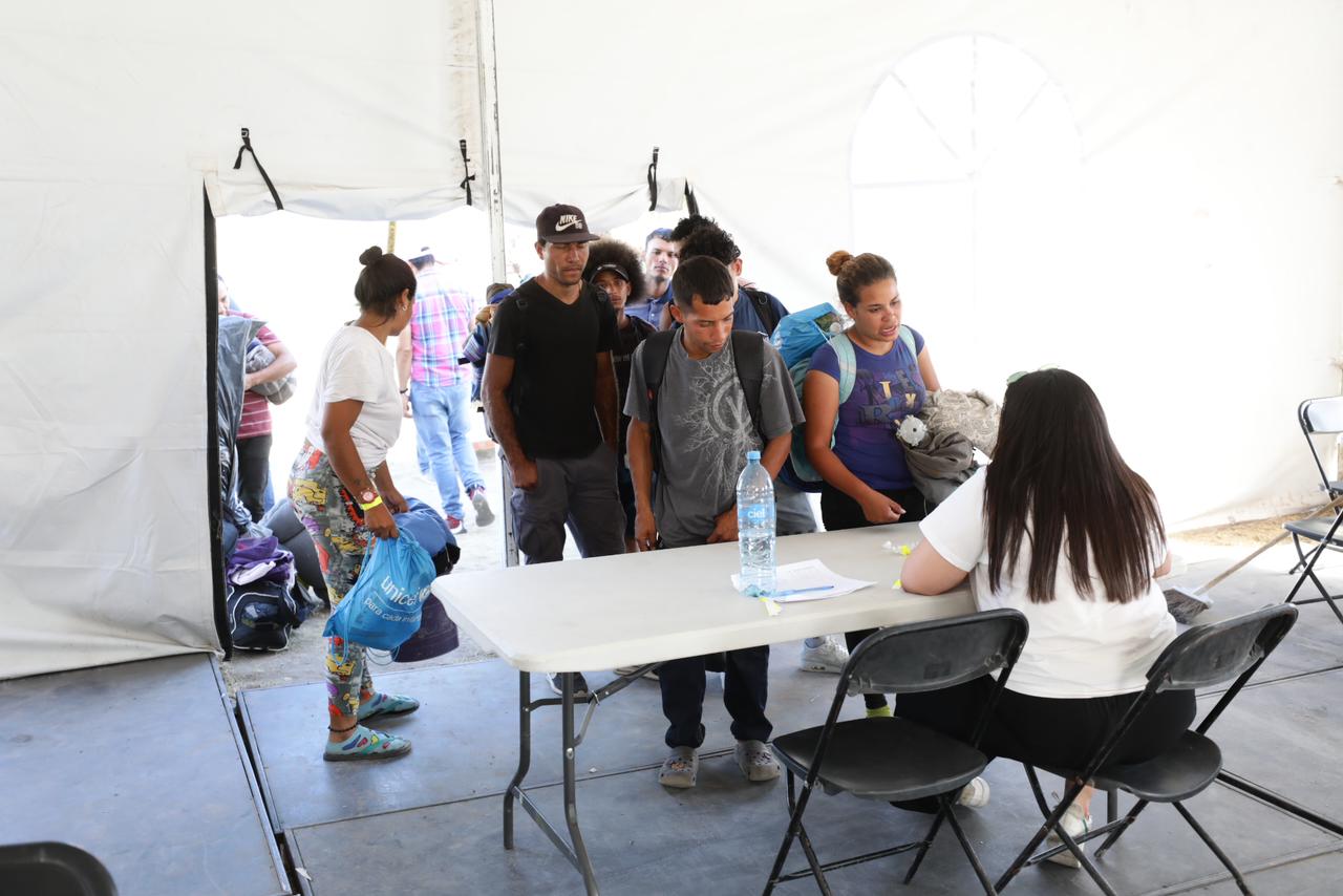 Reubican a migrantes en nuevo campamento, en las inmediaciones del Puente Lerdo.