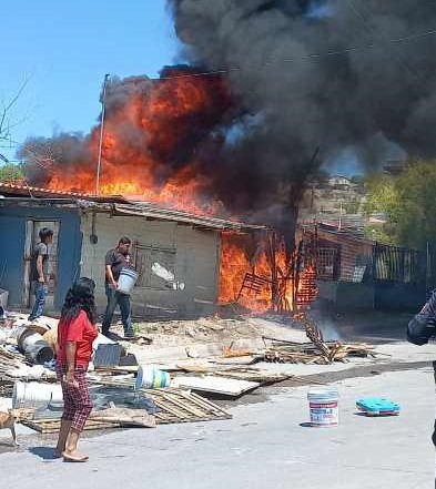 Salvan empleados de Desarrollo Social a pareja de adultos mayores en incendio