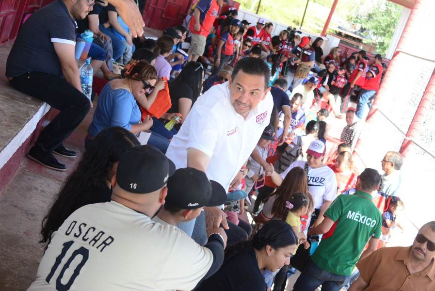 El candidato Cruz Pérez Cuéllar horas antes de su cierre de campaña, realizó intensa actividad de proselitismo en la ciudad