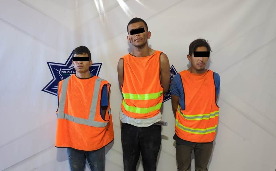 Detienen a tres presuntos asaltantes en posesión de un arma de fuego y dos vehículos con reporte de robo