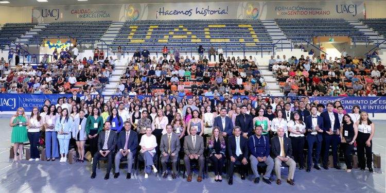 Reconoce la UACJ a alumnos destacados e integrales