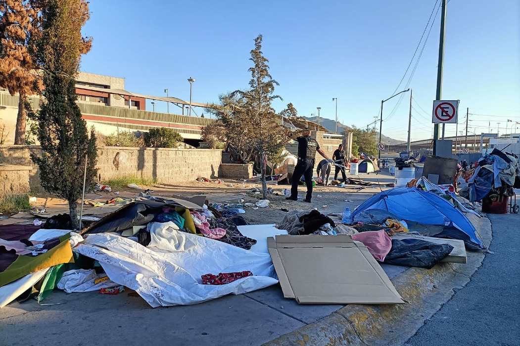 Migrantes abandonan campamento