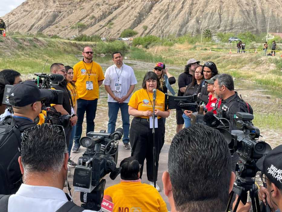 Abrazos No Muros, es una manera de recordarnos que somos una comunidad: alcalde