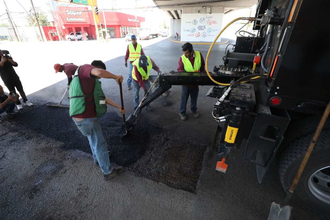 Continúa rehabilitación de avenidas con máquinas bacheadoras