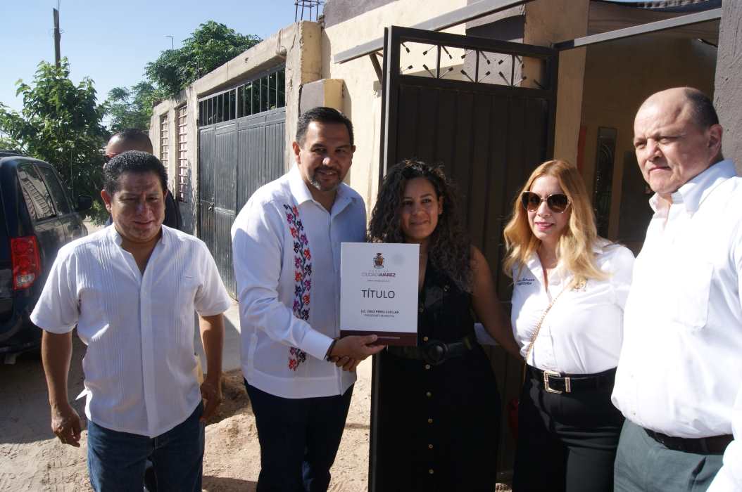 Entrega Presidente Municipal títulos de propiedad casa por casa